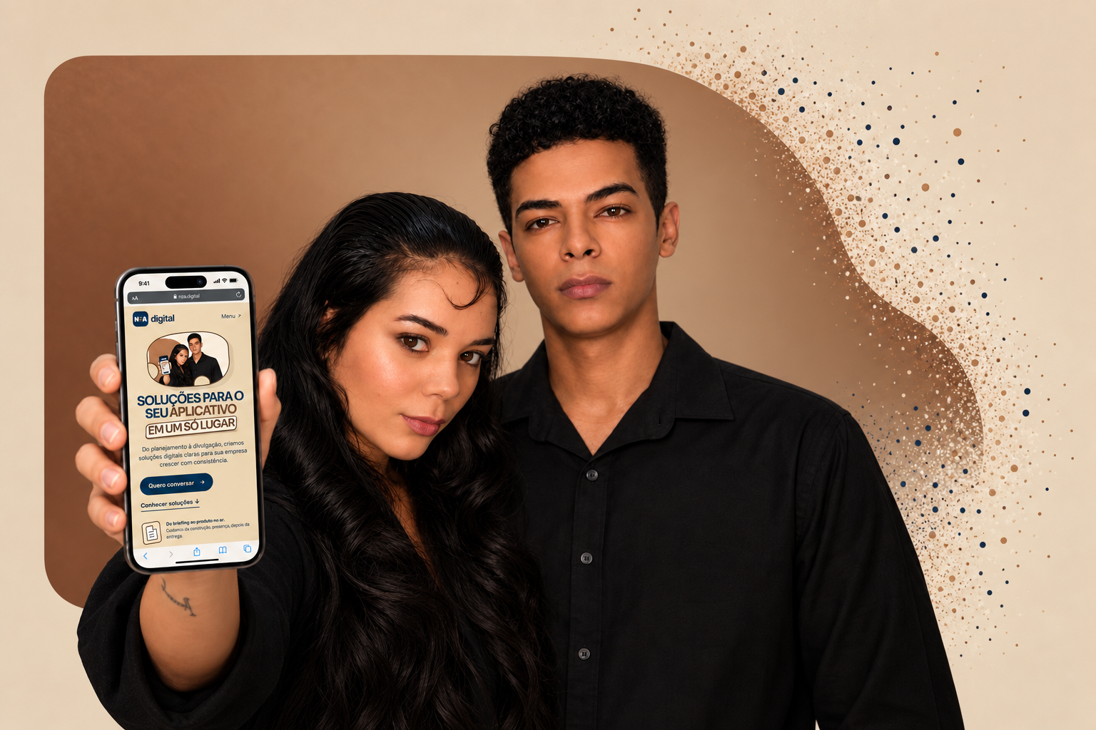 Aziel e Nádia, fundadores da NZA Digital, apresentando um produto digital em um smartphone com partículas integradas ao fundo