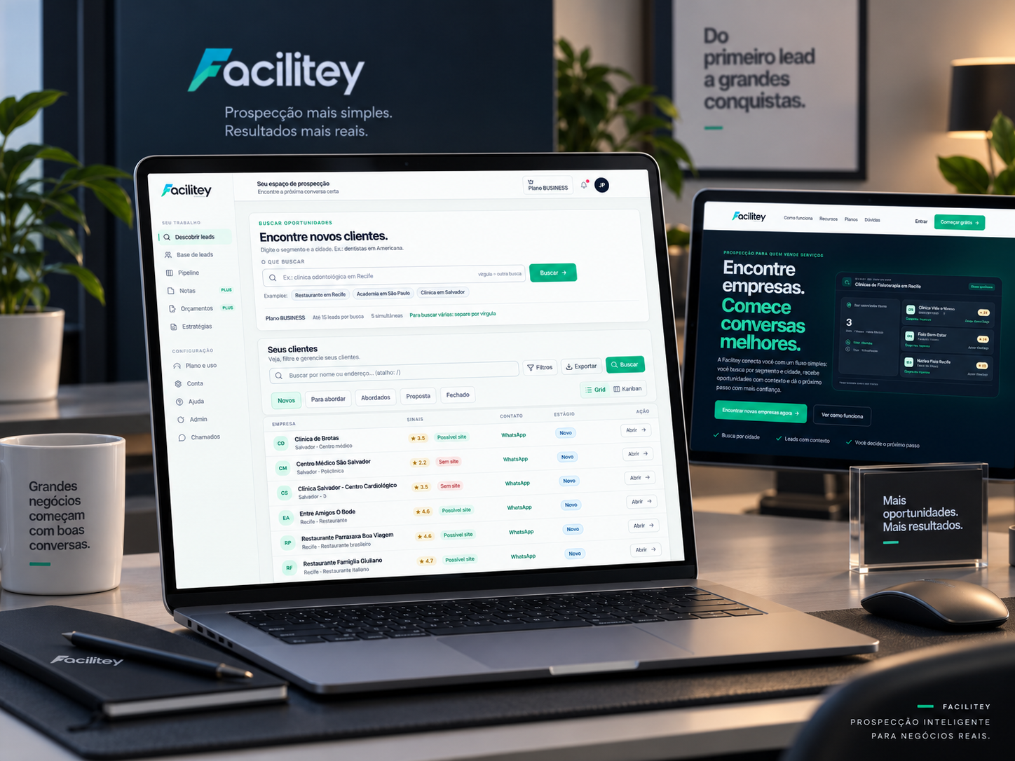 Interface da plataforma Facilitey em notebook e monitor